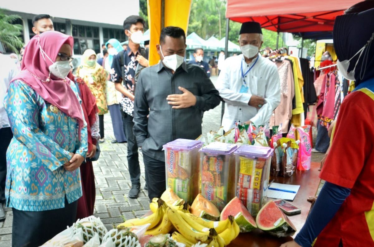 Bupati dan Wabup Gresik saat meninjau stan Pasar Tani Ramadan. (Foto: Dinas Pertanian Gresik for jatimnow.com)