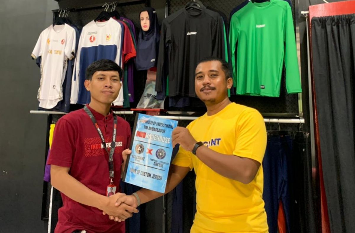 Pemilik Allegiant Apparel Fajar Zavi dan Made, Perwakilan Football Traveler Gresik saat melalukan kerjasama (Foto: Indowarehouse)