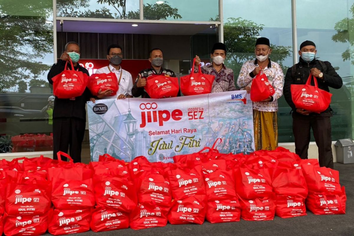 Bantuan paket lebaran dari JIIPE untuk anak yatim dan kaum duafa di Gresik (Foto: Humas JIIPE)