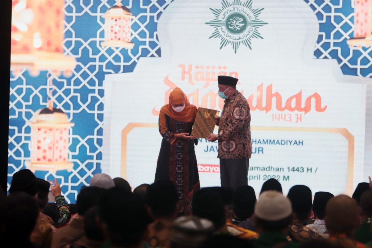 Gubernur Jatim Khofifah Indar Parawansa saat menghadiri kajian ramadan yang digelar di Universitas Muhammadiyah Surabaya (UMSurabaya)