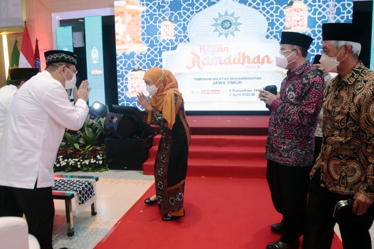 Gubernur Jatim Khofifah Indar Parawansa saat menghadiri kajian ramadan yang digelar di Universitas Muhammadiyah Surabaya (UMSurabaya) - (Foto-foto: Fahrizal Tito/jatimnow.com)