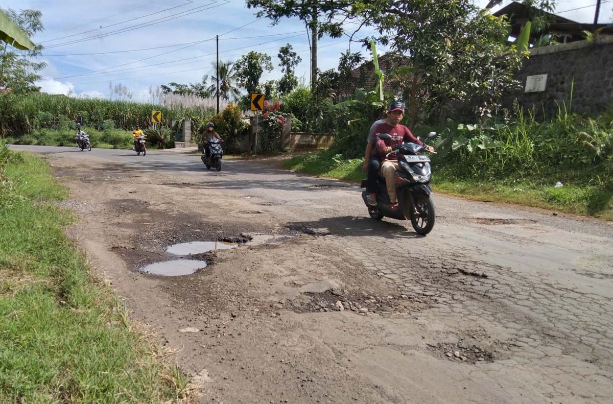 Jalan berlubang di Kecamatan Bantur, Kabupaten Malang (Foto: Rizal Adhi Pratama/jatimnow.com)