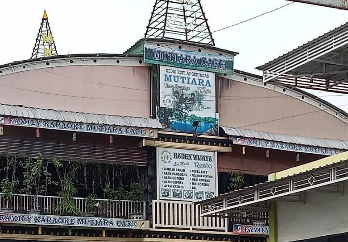 Kafe karaoke yang sempat digerebek petugas gabungan Kecamatan Mojoagung lantaran nekat buka saat Ramadan.(Foto: Elok Aprianto)
