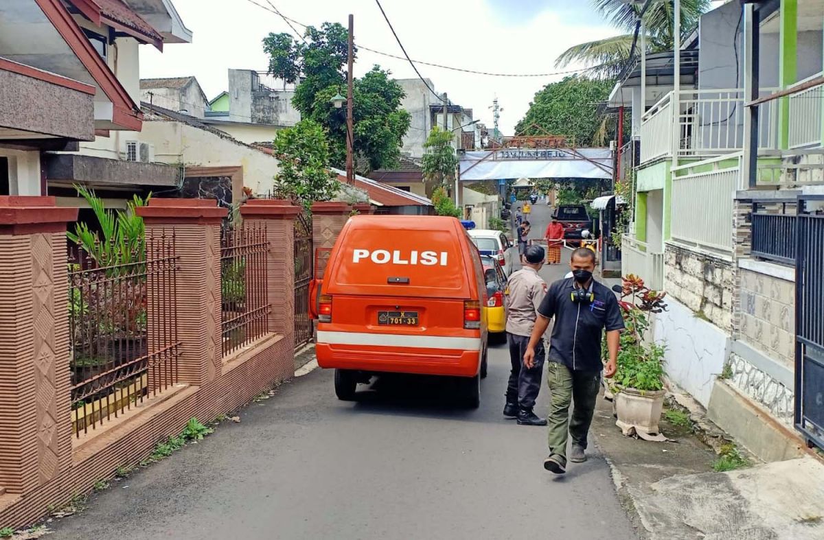 Proses evakuasi jenazah sang kakek di Kota Malang (Foto: Cholil fot jatimnow.com)