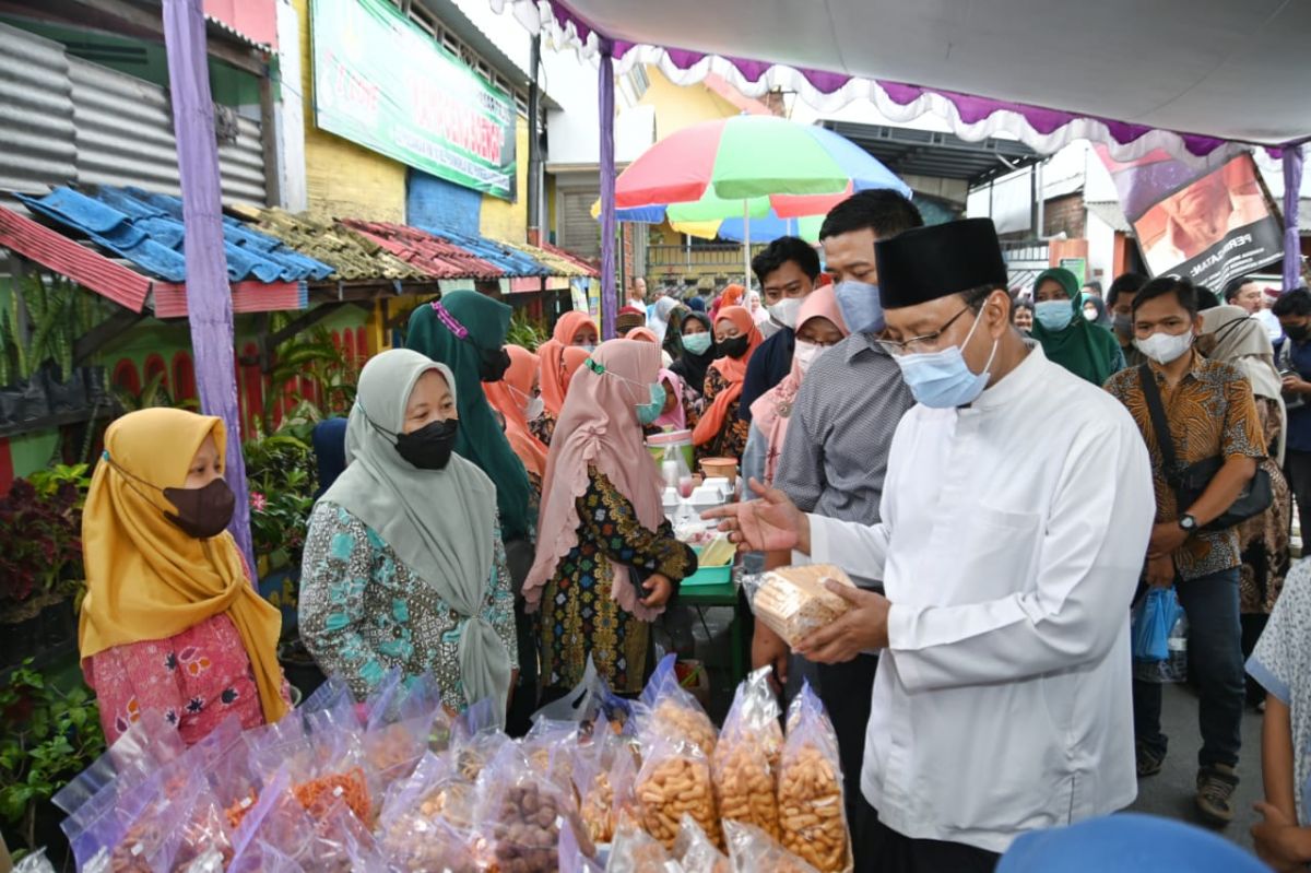 Gus Ipul melihat aneka produk UMKM di pasar takjil Ramadan, Purworejo.