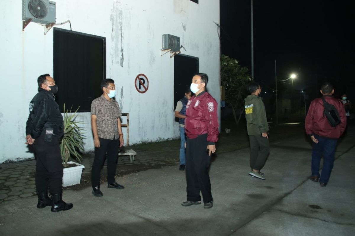 Kapolres Bangkalan AKBP Alith Alarino bersama Wakapolres dan Kasatreskrim mendatangi sejumlah SPBU, Jumat (08/04/2022) malam pukul 21.00 WIB.(Foto: Dok. Polres Bangkalan)