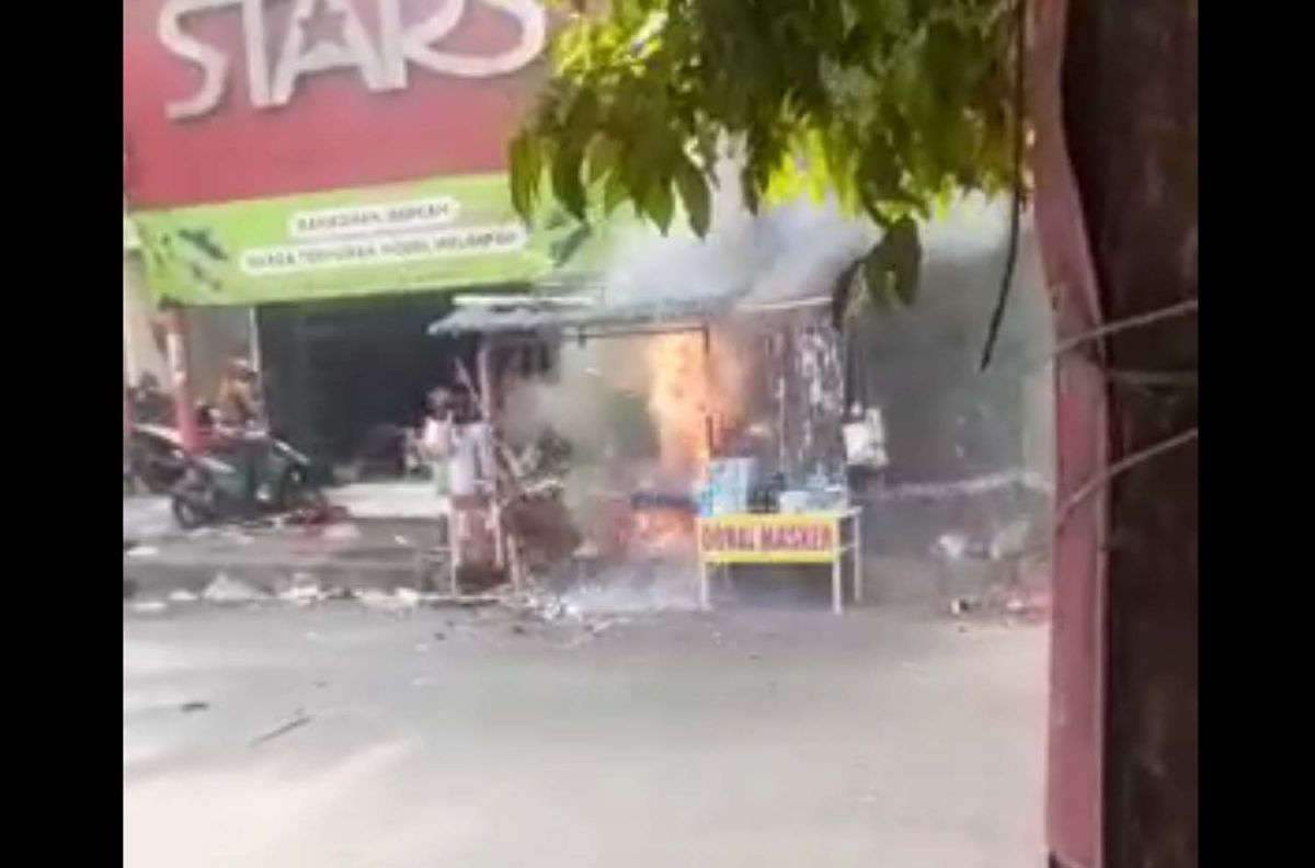 Lapak petasan dan kembang api di Mojokerto yang terbakar (Foto: Tangkapan layar video)