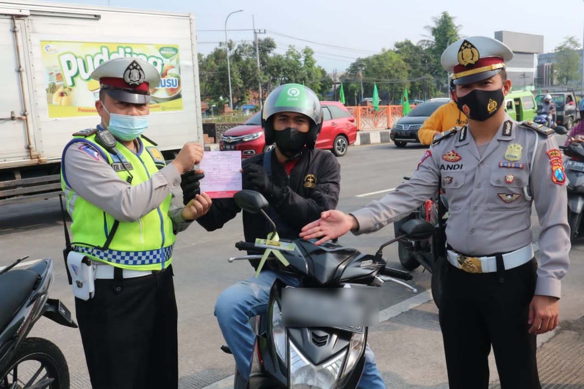 Satlantas Polres Malang saat memberikan sosialisasi program Serangan Janur Kuning (Foto-foto: Humas Polres Malang)