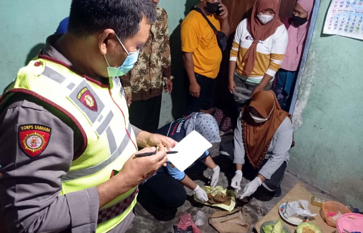 Polisi dan petugas dari Dinas Kesehatan Jombang mengambil sampel makanan di rumah korban (Foto: Elok Aprianto/jatimnow.com)