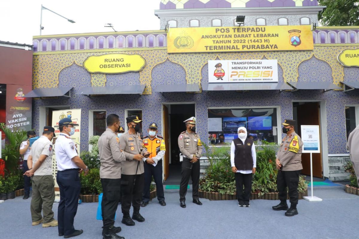 Gubernur Jawa Timur (Jatim) Khofifah Indar Parawansa bersama Kapolri Jenderal Polisi Listyo Sigit Prabowo di Terminal Purabaya.(Foto: Humas Pemprov Jatim)