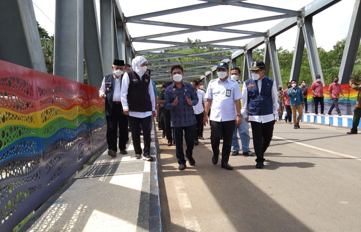 Gubernur Jawa Timur, Khofifah Indar Parawansa bersama Bupati Malang, Muhammad Sanusi saat memantau Jembatan Pelangi. (Foto: Rizal Adhi Pratama/jatimnow.com)