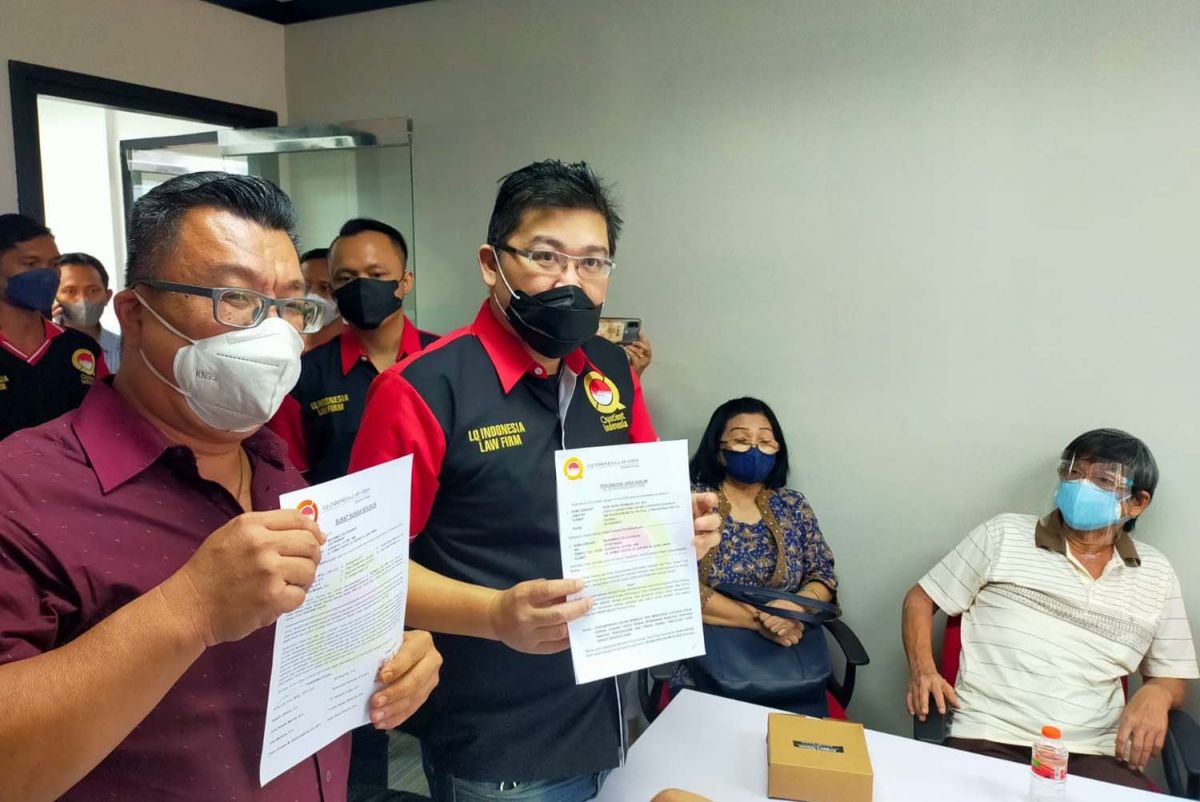 Freddy (kiri), salah satu korban investasi bodong saat menandatangi kuasa hukum mewakili teman-temannya di LQ Indonesia Law Firm Surabaya (Foto: Zain Ahmad/jatimnow.com)