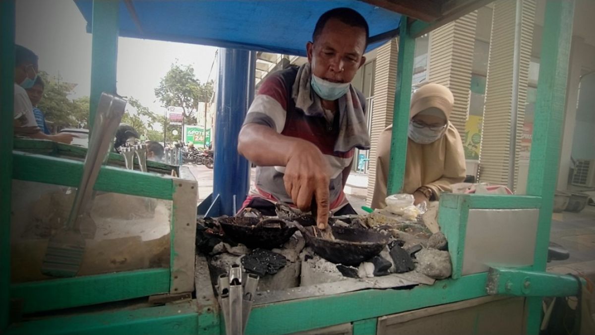Maskan pedagang jajanan kue leker yang dimasak arang di Lamongan.(Foto: Adyad Ammy Iffansah/jatimnow.com)