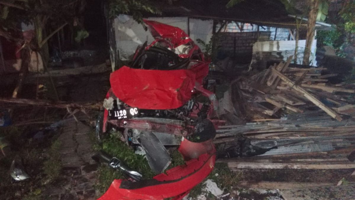 Kondisi mobil yang terlibat kecelakaan dengan kereta api di perlintasan tak berpalang pintu di Kebonsari, Jambangan, Surabaya.(Foto: Unit Laka Satlantas Polrestabes Surabaya)