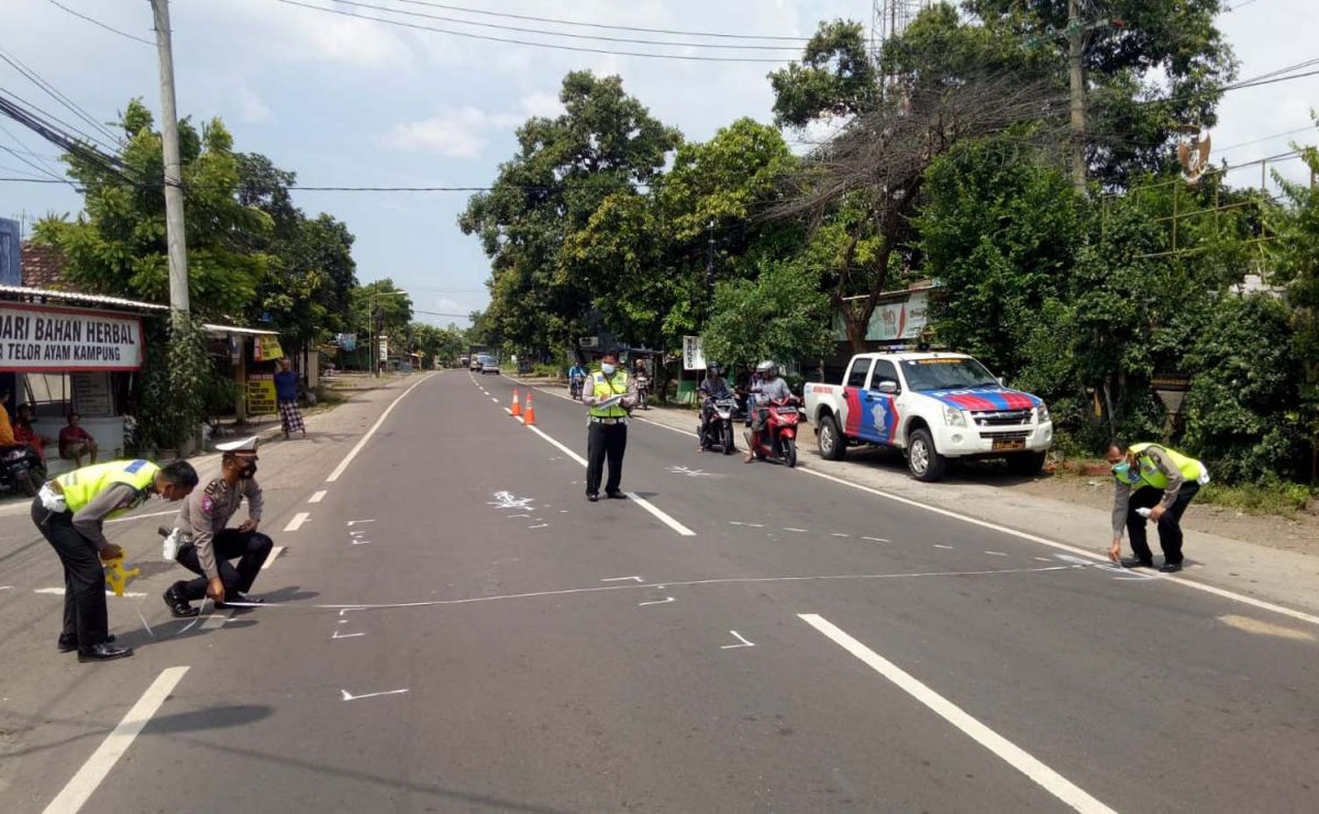 Polisi melakukan olah TKP di lokasi kecelakaan (Foto: Unit Laka Satlantas Polres Pasuruan)