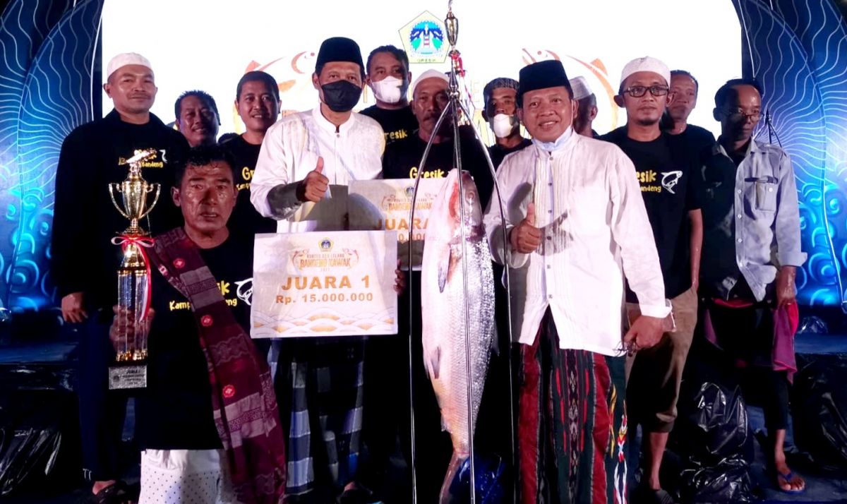 Pemenang Kontes Lelang Bandeng Kawak Kabupaten Gresik 2022.(Foto: Sahlul Fahmi/jatimnow.com)
