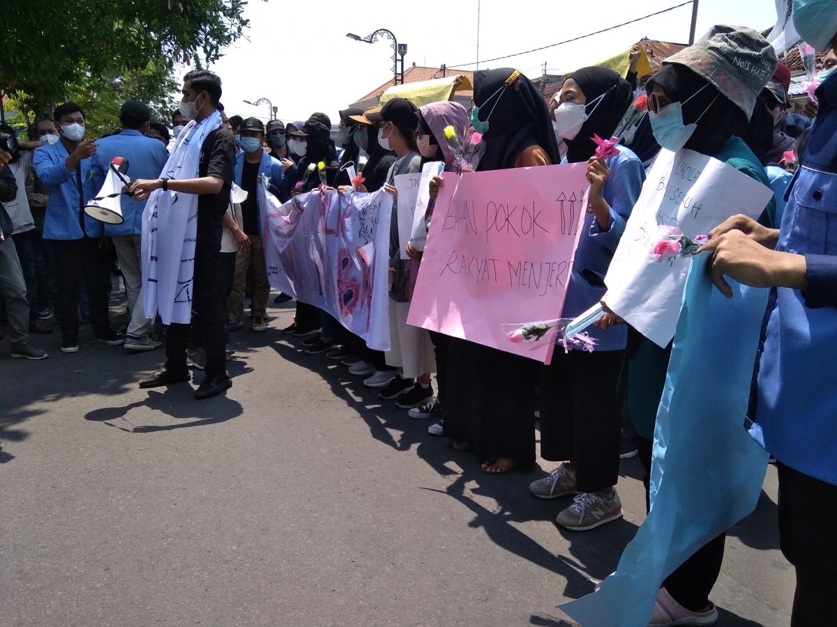 Masa aksi dari kalangan mahasiswa saat menyampaikan aspirasi di depan Kantor DPRD Jombang.(Foto: Elok Aprianto)