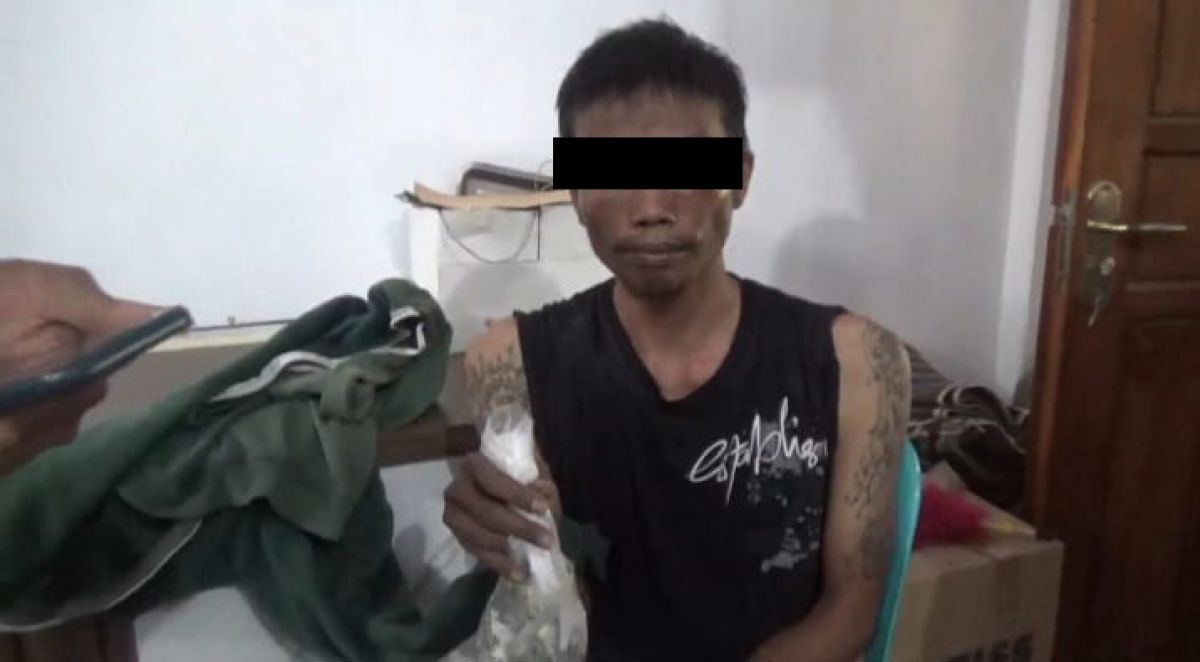Pencuri kotak amal babak belur saat diamankan warga di kantor Desa Plemahan, Kecamatan Sumobito, Jombang. (Foto: Elok Aprianto/jatimnow.com)