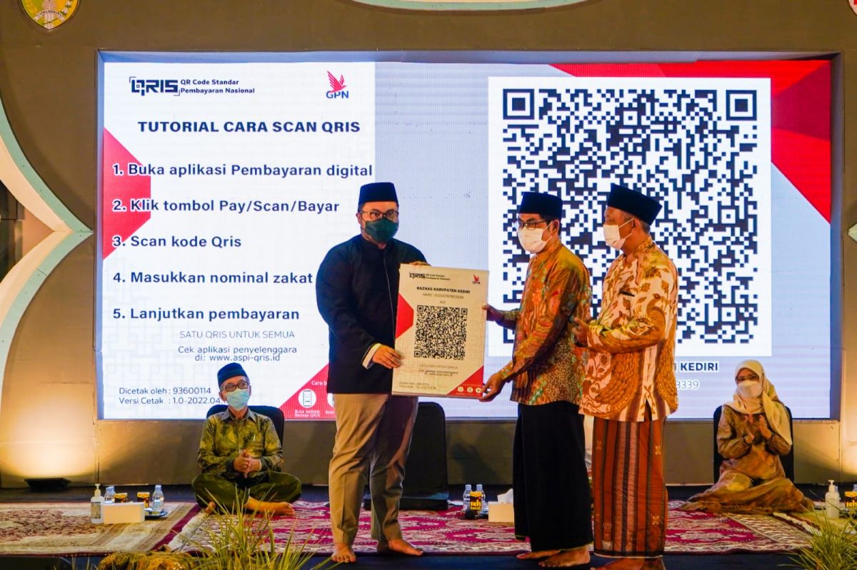 Mas Dhito menyerahkan barcode QRIS Bank Jatim kepada Ketua Baznas Kabupaten Kediri. (Foto: Humas Pemkab Kediri for jatimnow.com)