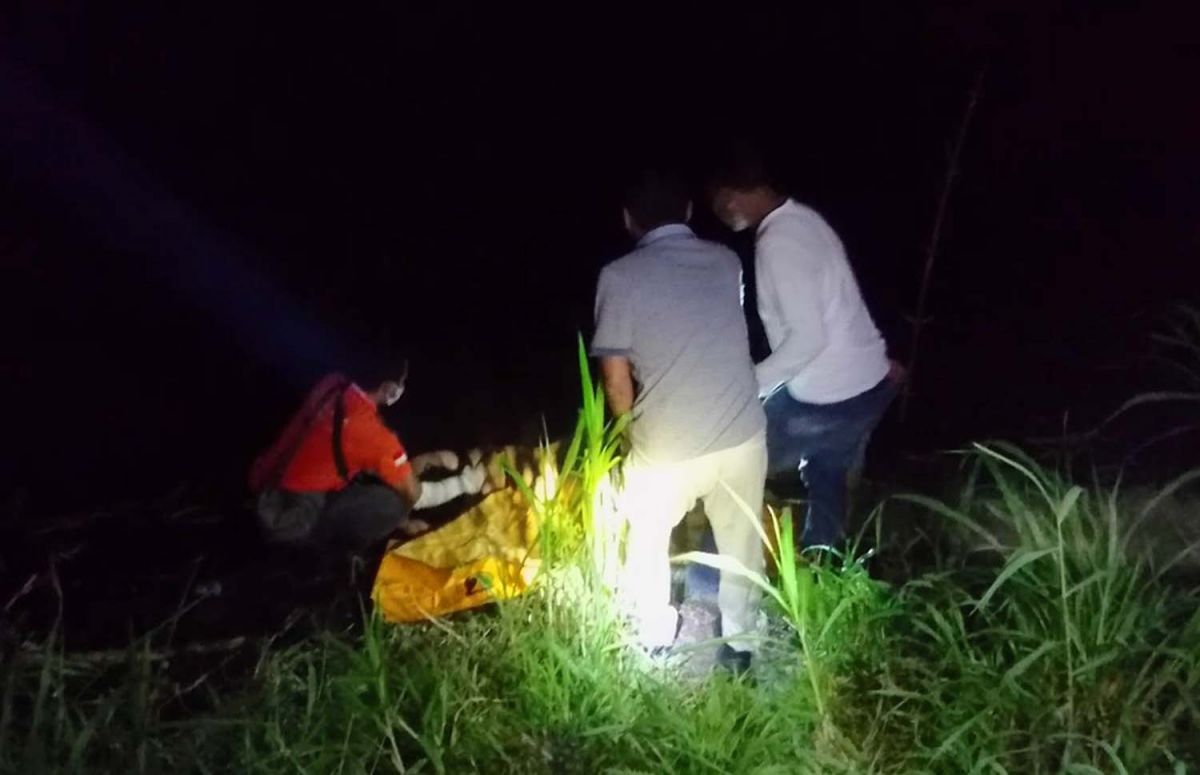 Penemuan mayat wanita tanpa busana di Sungai Brantas, Desa Rejotangan, Tulungagung. (Foto: Polsek Rejotangan)