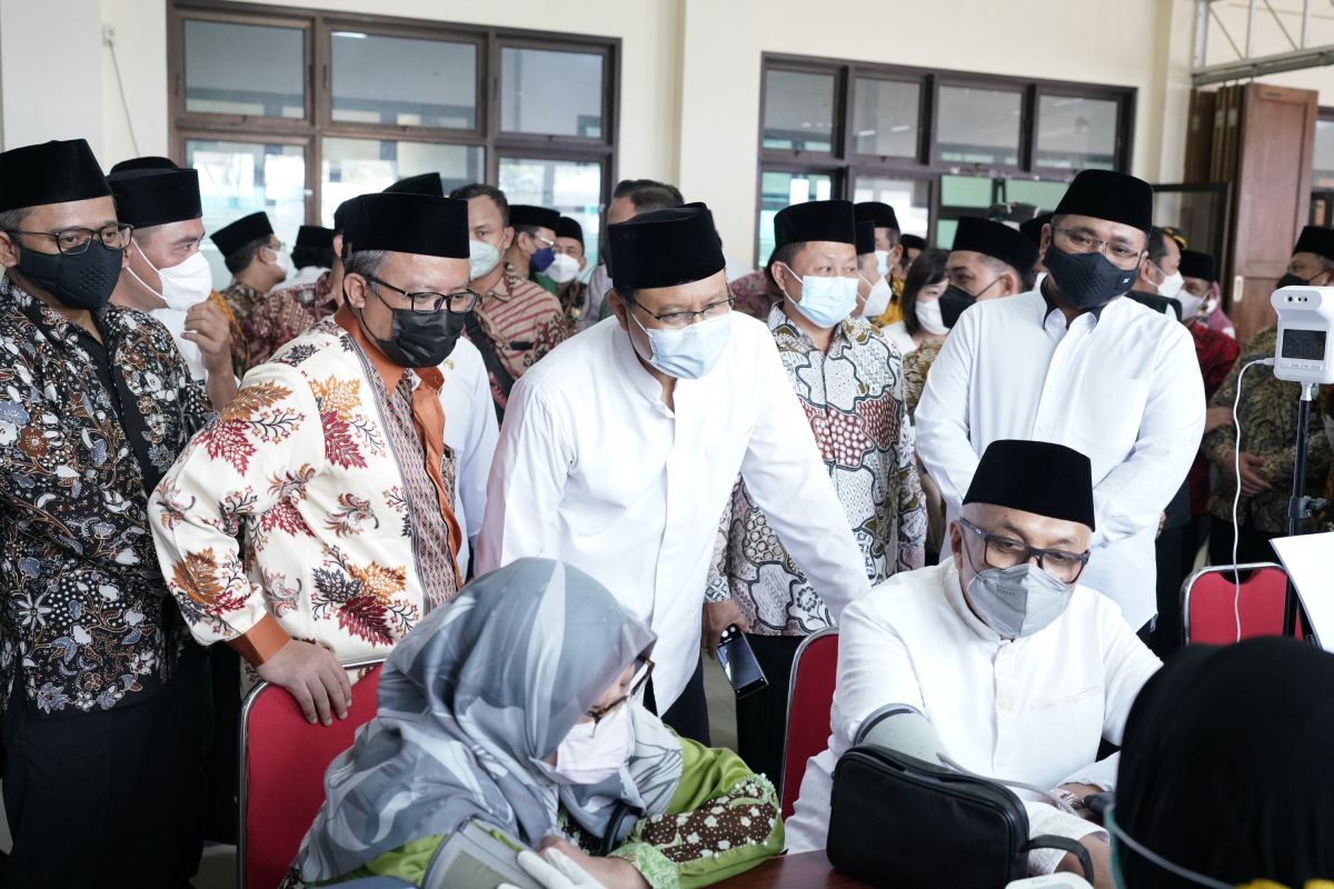 Wali Kota Pasuruan Saifullah Yusuf bersama Menteri Agama RI, saat meninjau vaksinasi booster di Ponpes Bayt Al-Hikmah.