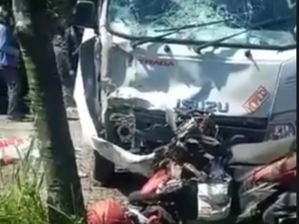 Kondisi pikap yang menabrak 3 kendaraan di Jalan Raya Curungrejo, Desa Curungrejo, Kecamatan Kepanjen, Kabupaten Malang. (Foto: Facebook/Arek Kepanjen)