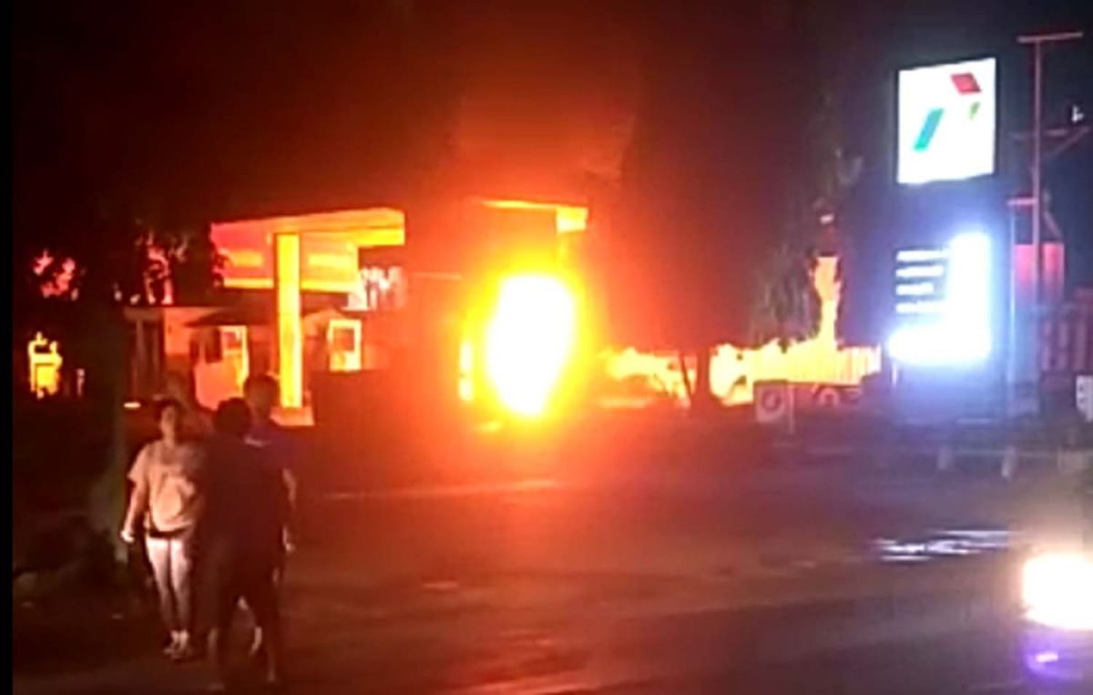 Mobil Carry terbakar saat mengisi BBM di Kota Probolinggo (Foto: Tangkapan layar video yang beredar)