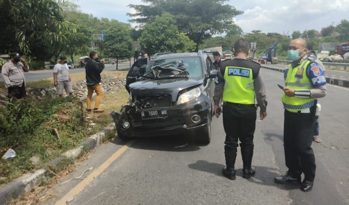 Mobil Toyota Rush hitam rusak setelah menabrak truk muatan bata ringan di jalur Suramadu, Kec. Labang, Bangkalan. (Foto: Satlantas Polres Bangkalan for jatimnow.com)