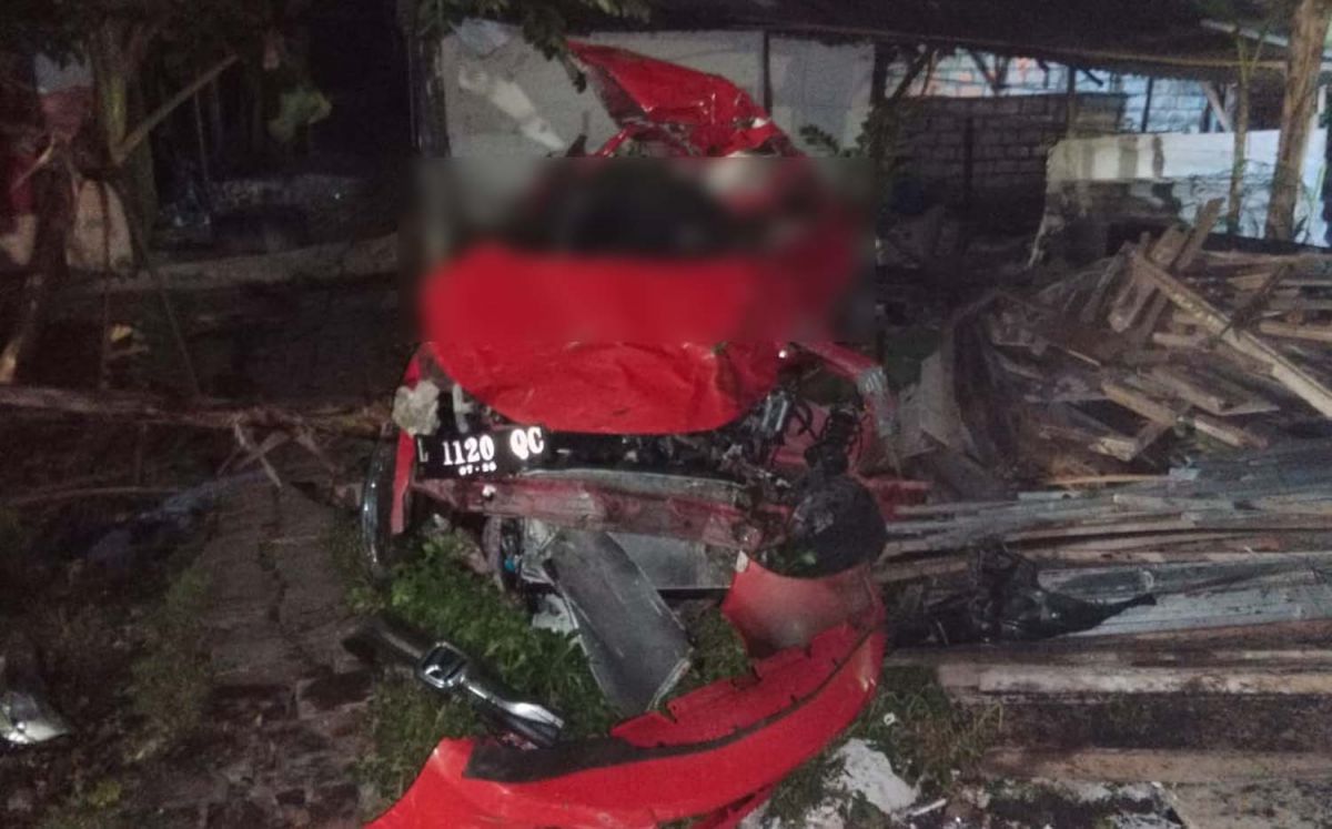 Kondisi mobil yang tertabrak kereta api di Jalan Pagesangan Surabaya (Foto: Info Kedaruratan 112 Surabaya)