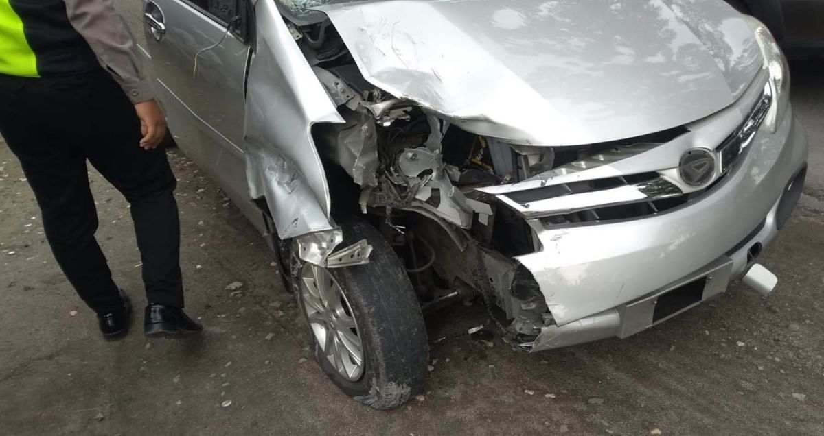 Kondisi mobil Xeni yang terlibat kecelakaan di Bangkalan (Foto: Satlantas Polres Bangkalan)