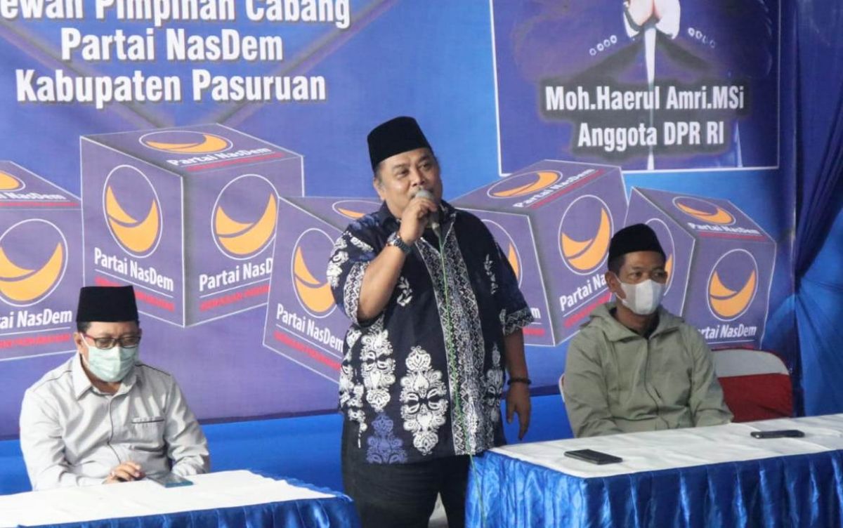 Ketua DPD NasDem Kabupaten Pasuruan, Joko Cahyono (tengah). (Foto: Moch Rois/jatimnow.com)