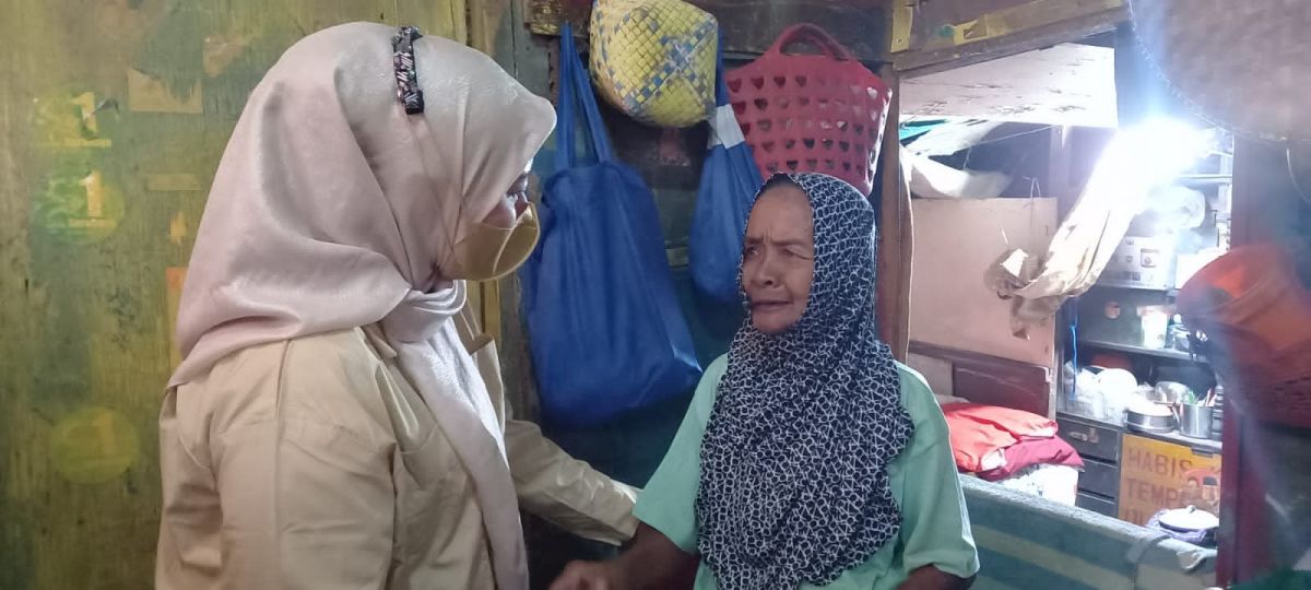 Wakil Komisi D Ajeng Wira Wati saat memberi bantuan sembako pada nenek Setoriyah. (Foto: Ni'am Kurniawan/jatimnow.com)