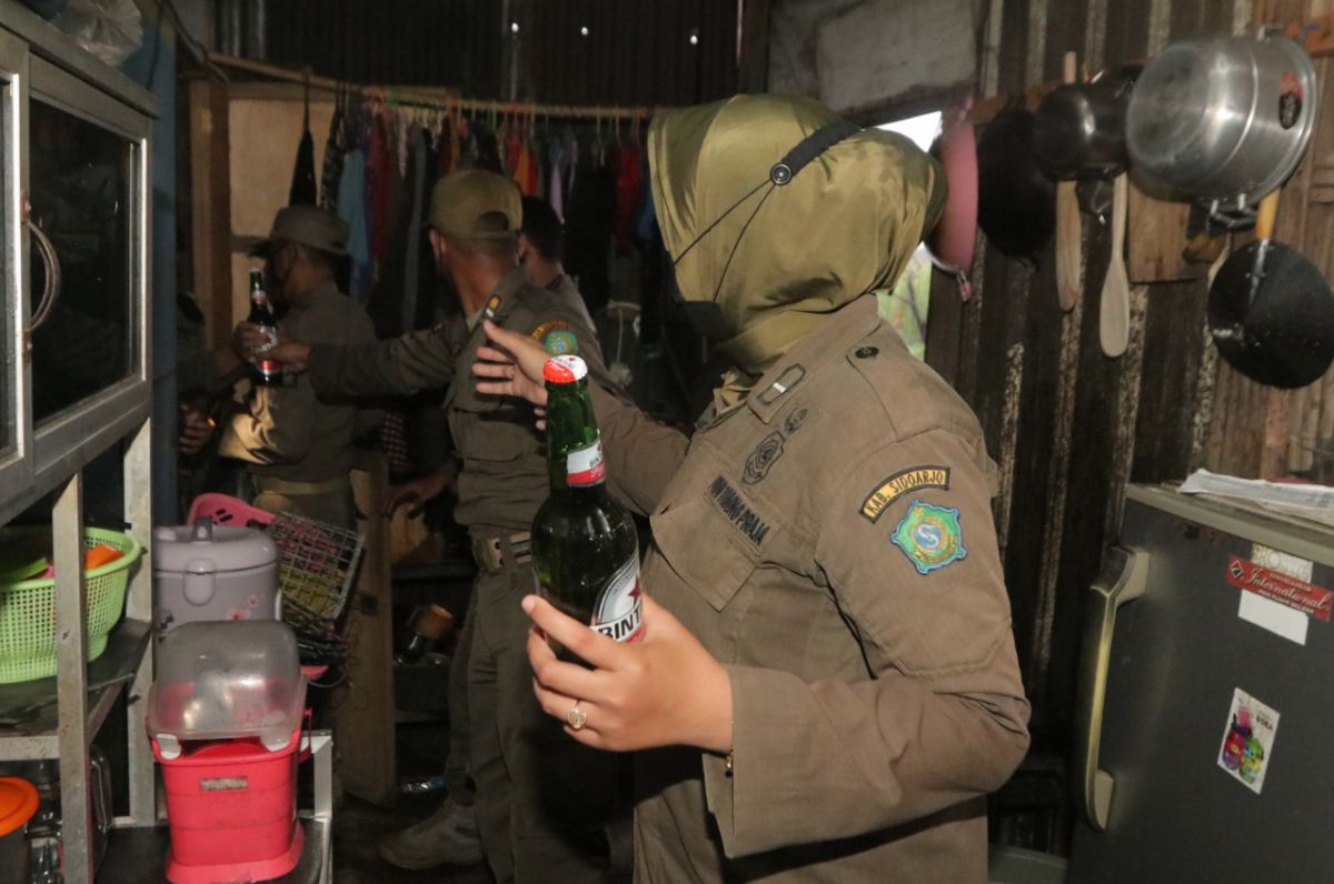 Satpol PP Sidoarjo amankan ratusan botol miras ilegal dalam operasi pekat. (Foto: Humas Satpol PP for jatimnow.com)