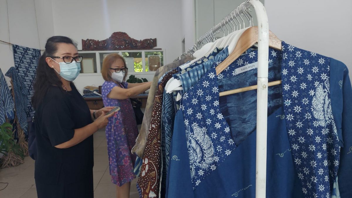 Beberapa pengunjung melihat baju Shibori dalam pameran di salah satu galeri di Kayoon, Surabaya