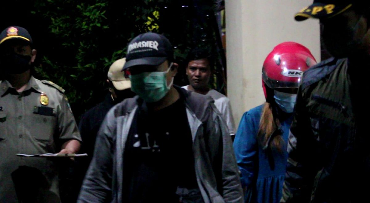 Pasangan bukan suami-istri yang diamankan dari salah satu hotel di Jombang.(Foto: Elok Aprianto)