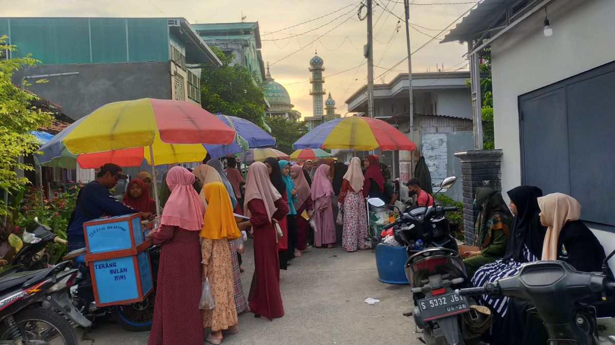 Suasana pasar kaget di wilayah Ponpes Sunan Drajat Lamongan jelang berbuka puasa (Foto: Adyad Ammy Iffansah/jatimnow.com)