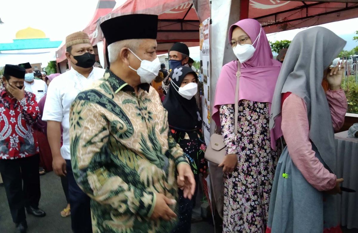 Bupati Malang, Muhammad Sanusi saat mengunjungi Pasar Ramadan di Desa Ampeldento