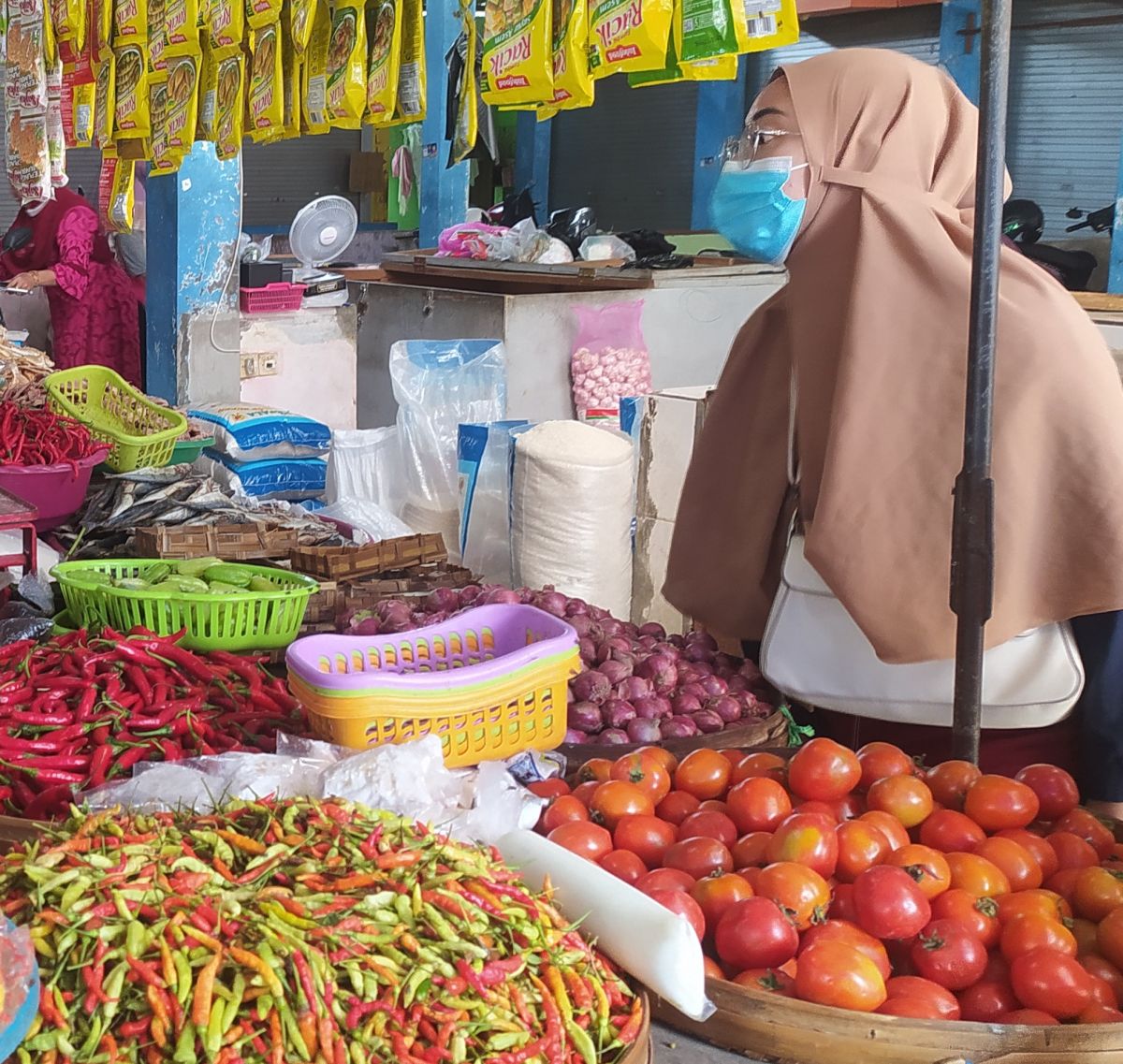 Penjual bahan pangan di Pasar Sidoharjo Lamongan. (Foto: Adyad Ammy Iffansah)