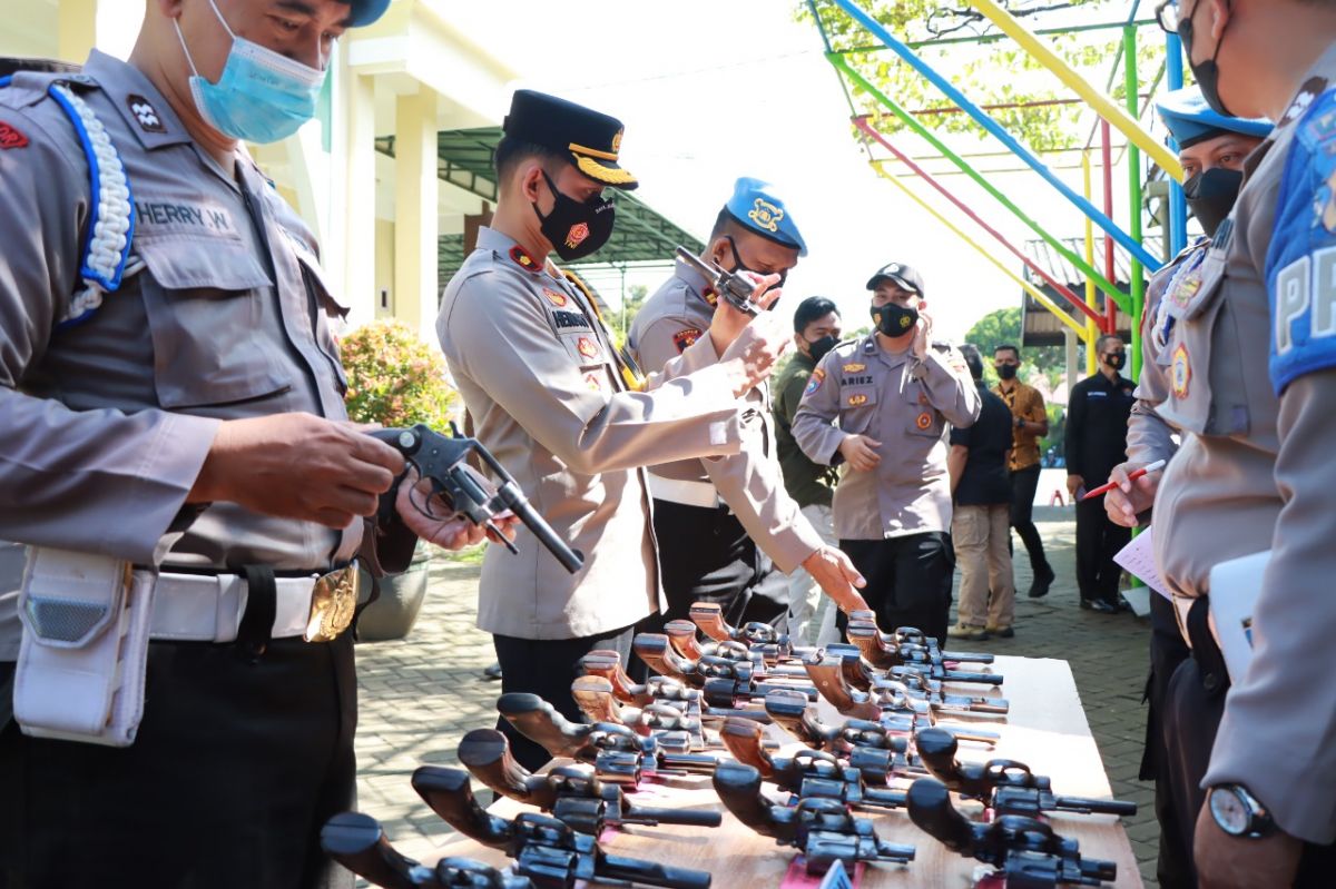 Pemeriksaan senpi di Mapolres Kediri. (Foto: Humas Polres Kediri/jatimnow.com)