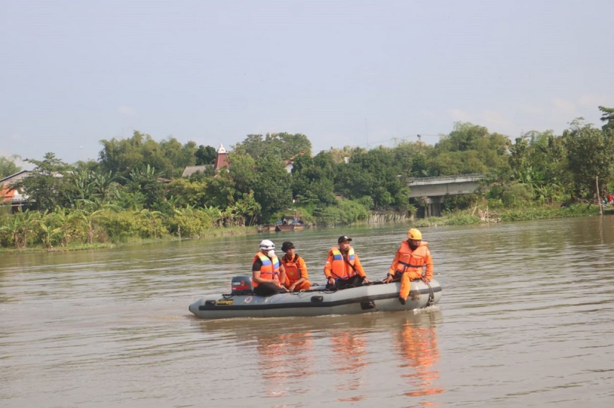 Upaya pencarian yang masih terus dilakukan BPBD, Basarnas dan relawan korban laka air di Sungai Brantas wilayah Megaluh Jombang. (Foto: Elok Aprianto/jatimnow.com)