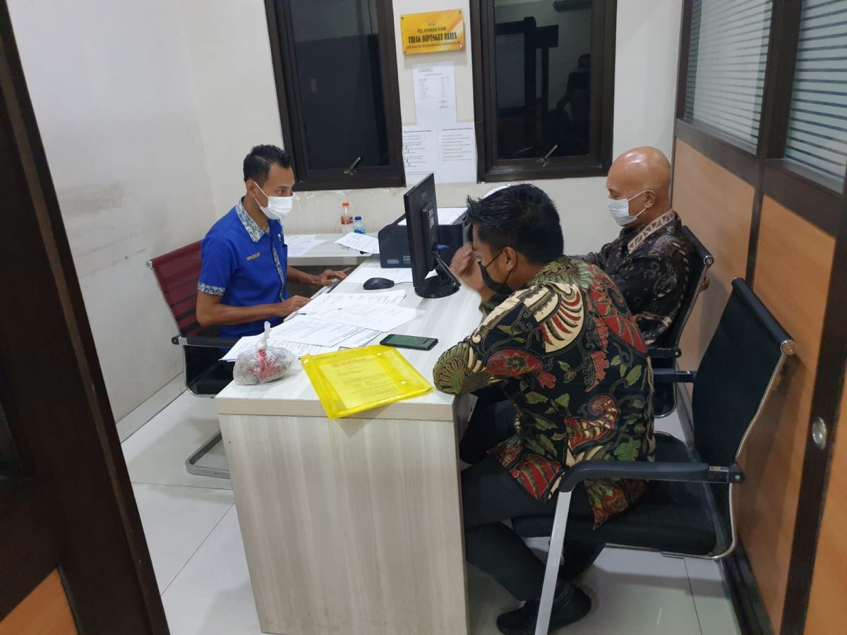 Kuasa hukum korban, Mulyadi dan timnya saat membuat laporan di SPKT Polda Jatim pada 25 November 2021. (Foto: Zain Ahmad/jatimnow.com)