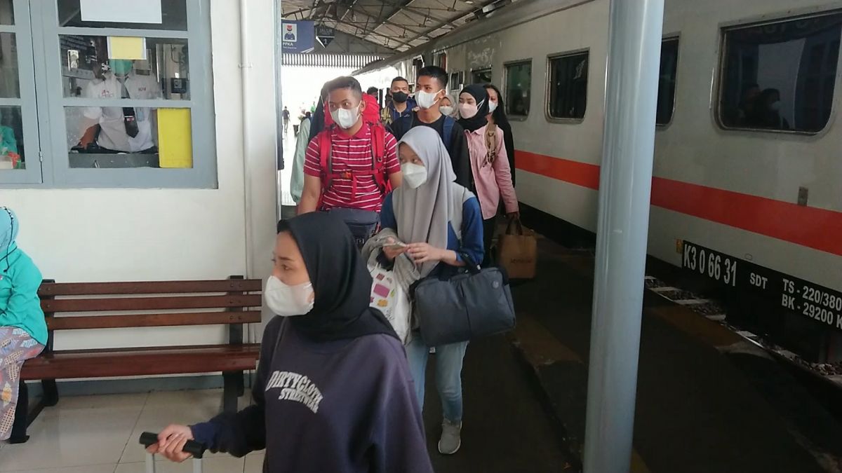 Penumpang turun di Stasiun Tulungagung. (Foto: Bramanta Pamungkas/jatimnow.com)
