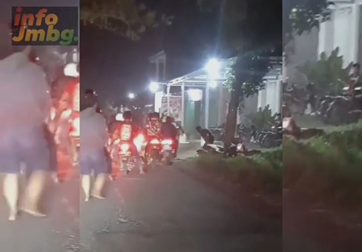 Gerombolan diduga geng motor melakukan perusakan motor milik warga. (Tangkapan layat video di Facebook dan Instagram/jatimnow.com)