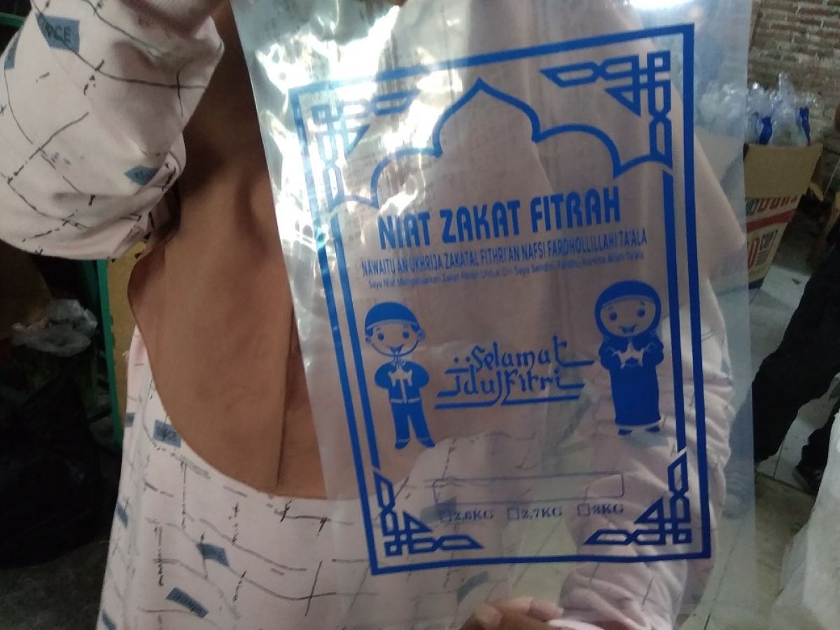 Plastik zakat fitrah yang diproduksi Ari Rahmawati (32) warga lingkungan Wersah, Kelurahan Kepanjen, Kecamatan Jombang. (Foto: Elok Aprianto/jatimnow.com)