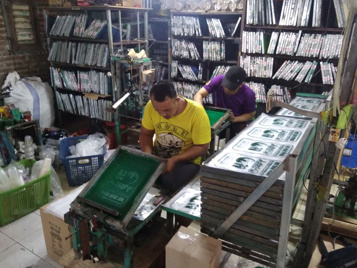 Suasana produksi plastik zakat di tempat Ari Rahmawati. (Foto: Elok Aprianto/jatimnow.com)
