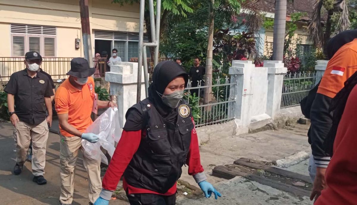 Polisi membawa beberapa barang bukti dari rumah pelaku pembunuhan Mahasiswa Kedokteran Brawijaya (Foto: Galih Rakasiwi/jatimnow.com)