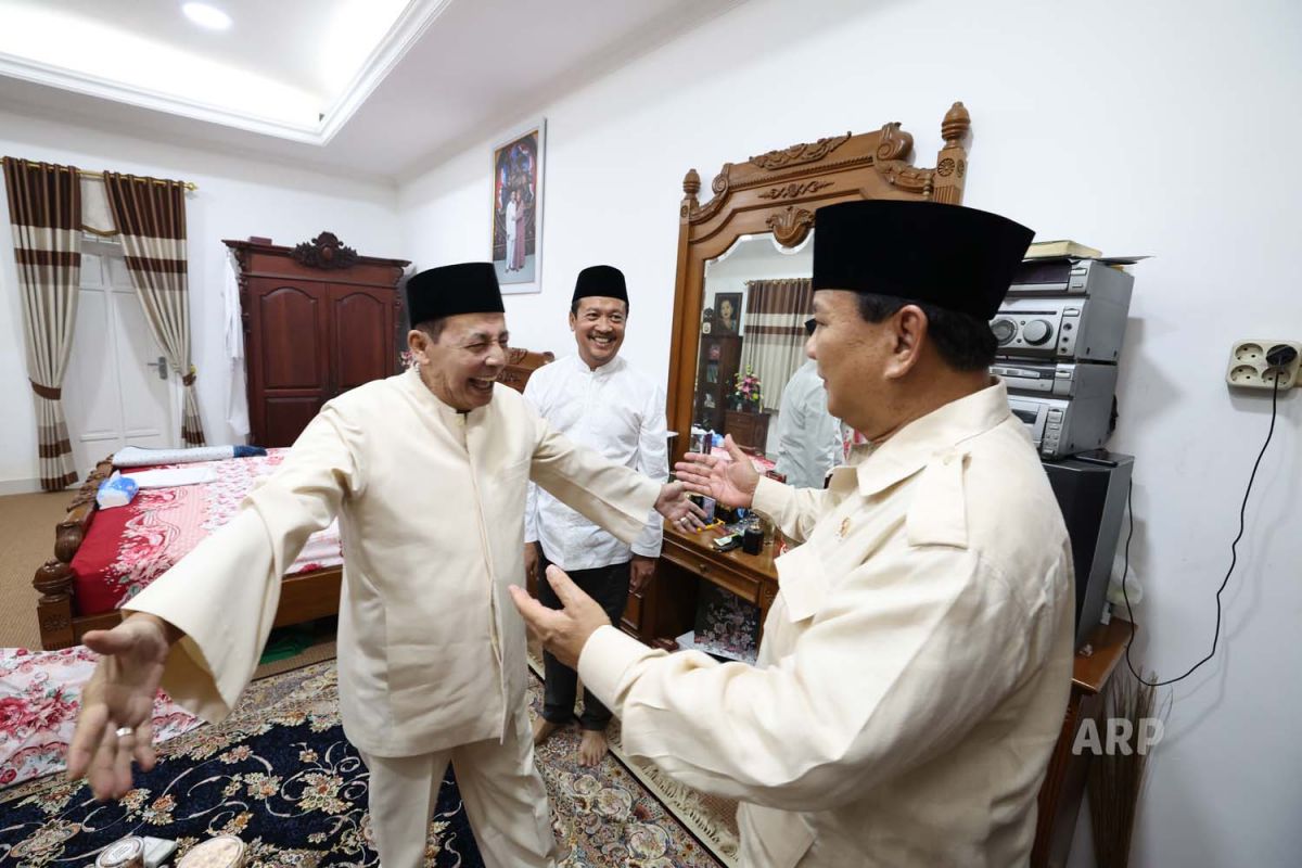 Menhan Prabowo Subianto disambut hangat Habib Luthfi bin Yahya