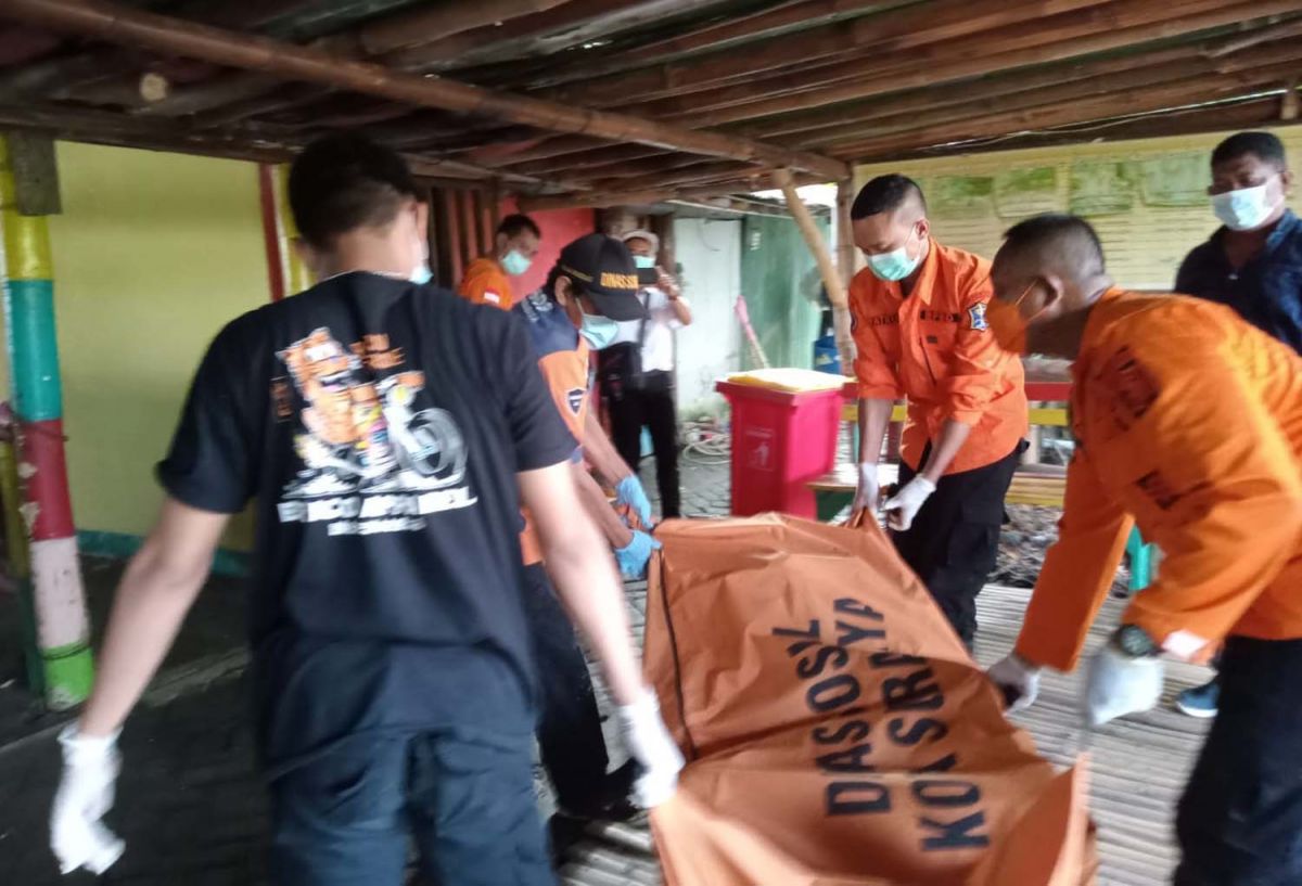 Evakuasi mayat pria misterius yang ditemukan di Bozem Mangrove Surabaya (Foto: Polsek Rungkut)