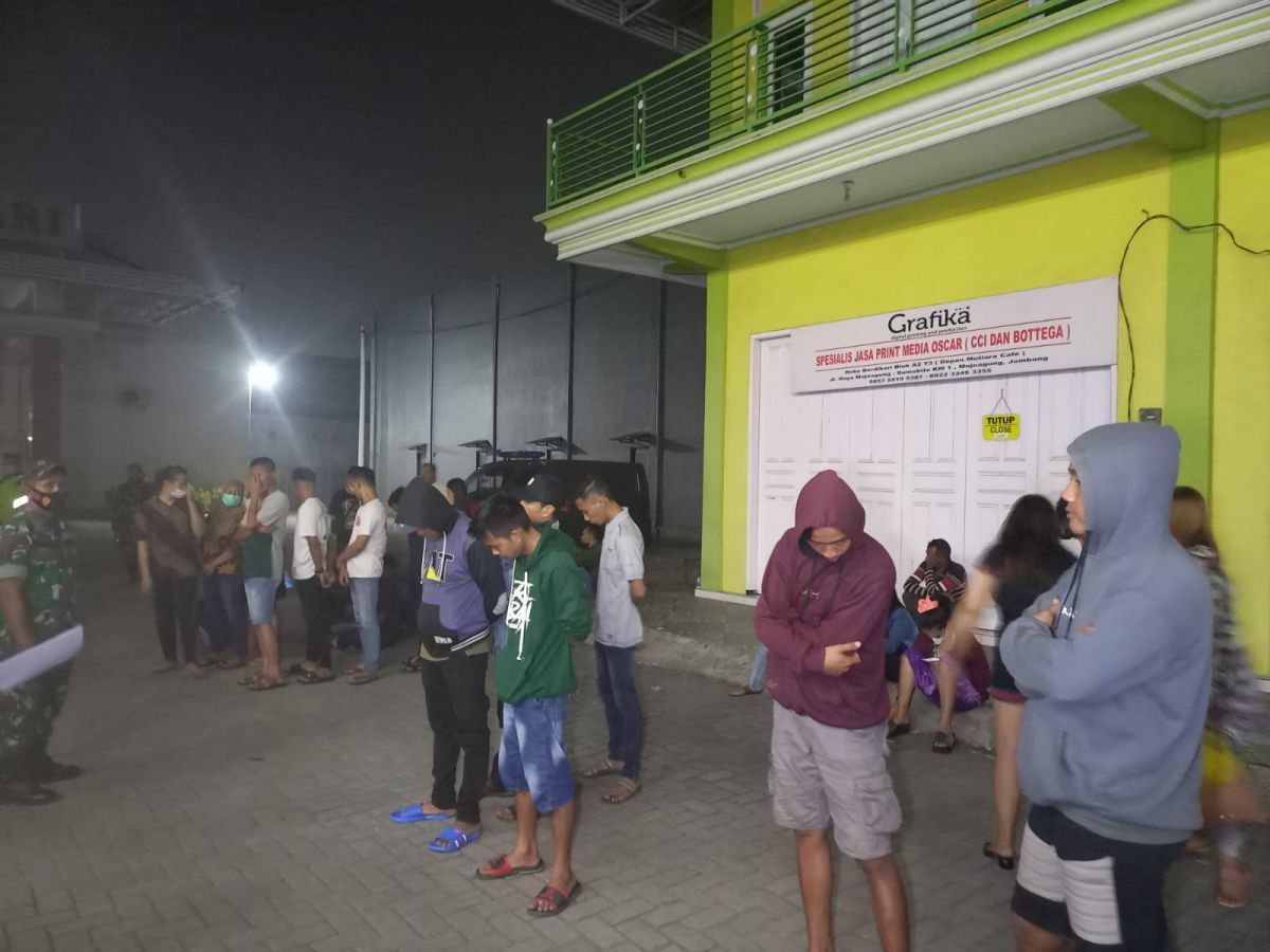 Muda-mudi terjaring razia gabungan di lokasi hiburan malam di Mojoagung, Jombang.