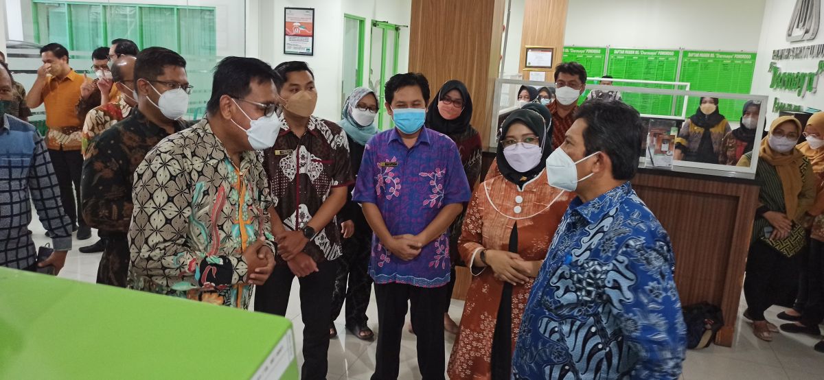 Direktur BPJS Kesehatan Ali Ghufron Mukti bersama manajemen RSU Darmayu.(Foto: Dok. RSU Darmayu)
